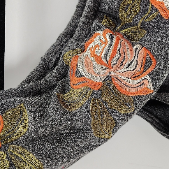 THML gray Open Neck Blouse Embroidered Flowers Size Large Sleeveless Stretch - Picture 4 of 8